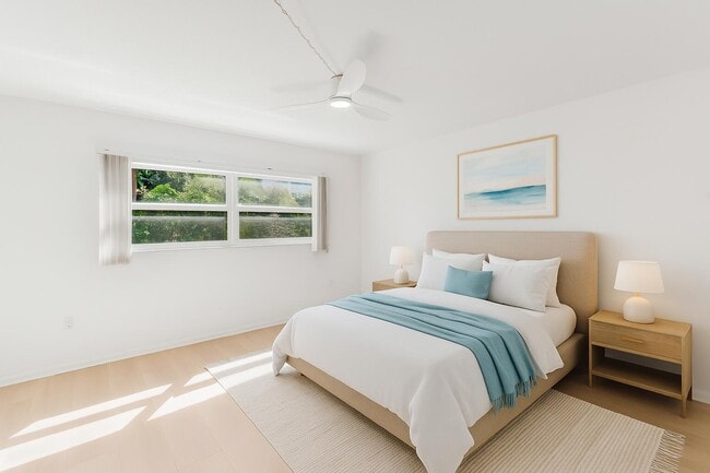 Building Photo - 200 E Royal Palm Rd