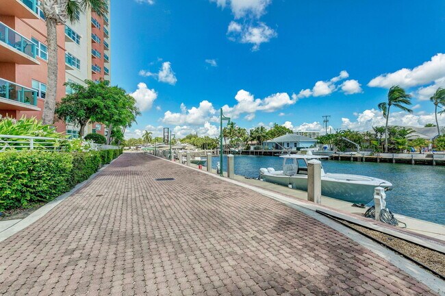 Building Photo - 2650 Lake Shore Dr