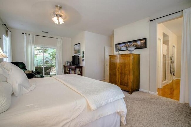 Building Photo - Immaculate Modern Townhouse in Sought-Afte...