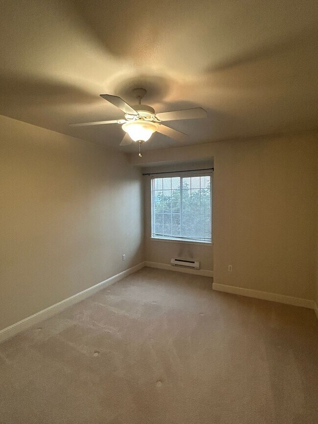 Building Photo - 2B, 2BA Top-Floor condo in South Renton wi...