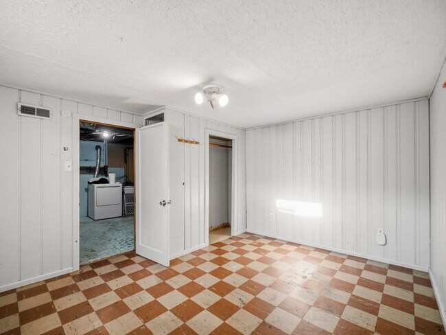 Building Photo - 2716 W Everett Ave