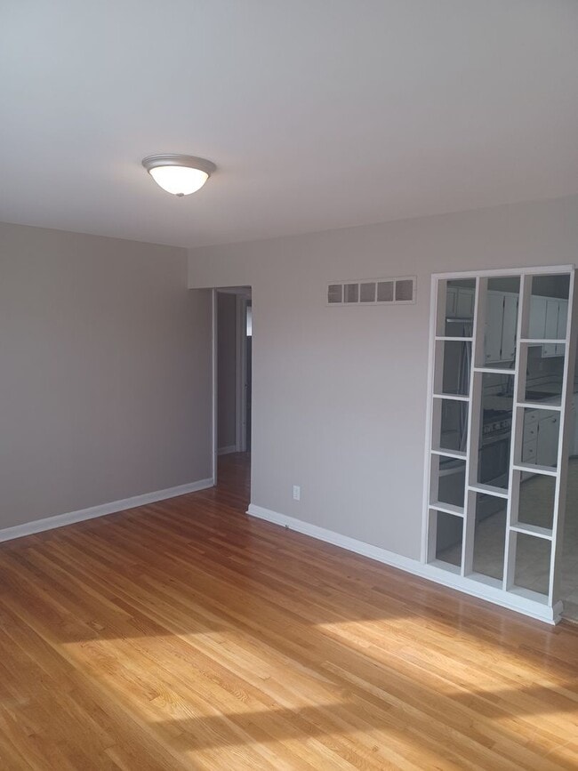 Building Photo - Don't miss out on this great Duplex!