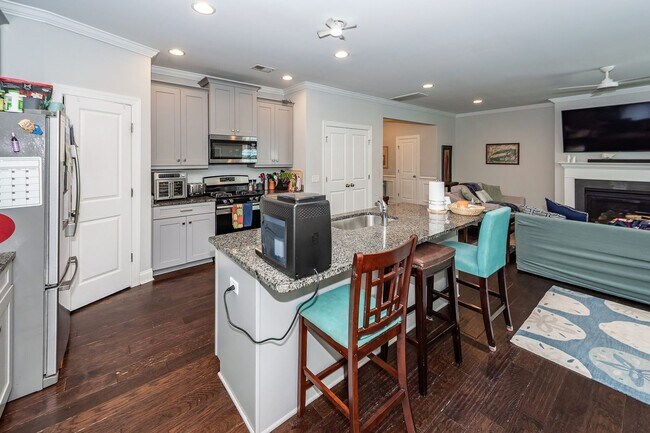 Building Photo - 3 Bedroom 2.5 Bath Single Family Home in F...
