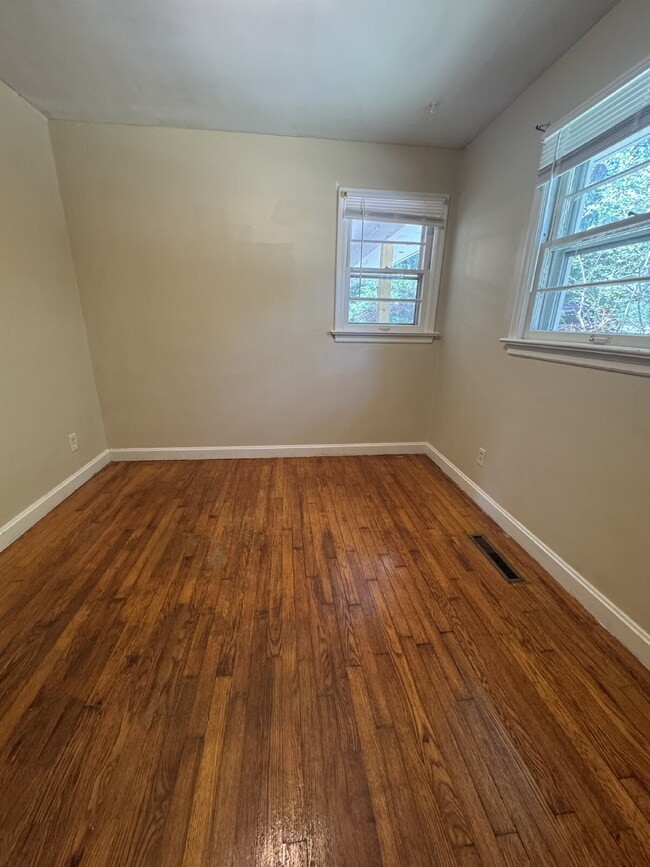 Building Photo - 3 Bedroom 1 Bathroom Home