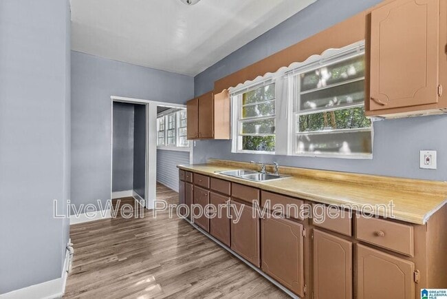 Building Photo - 1621 2nd Ct W