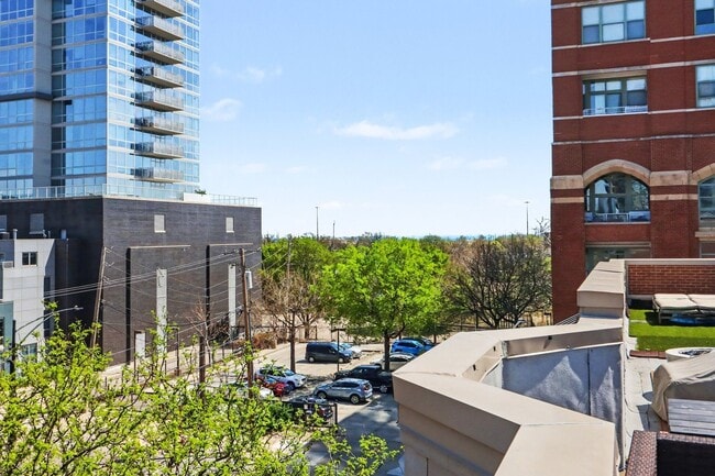 Building Photo - 331 E Cullerton St