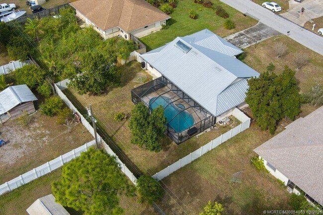 Building Photo - 160 SE Duxbury Ave