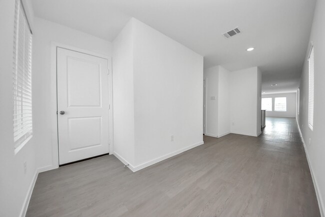 Building Photo - 10411 Birds Nest Dr