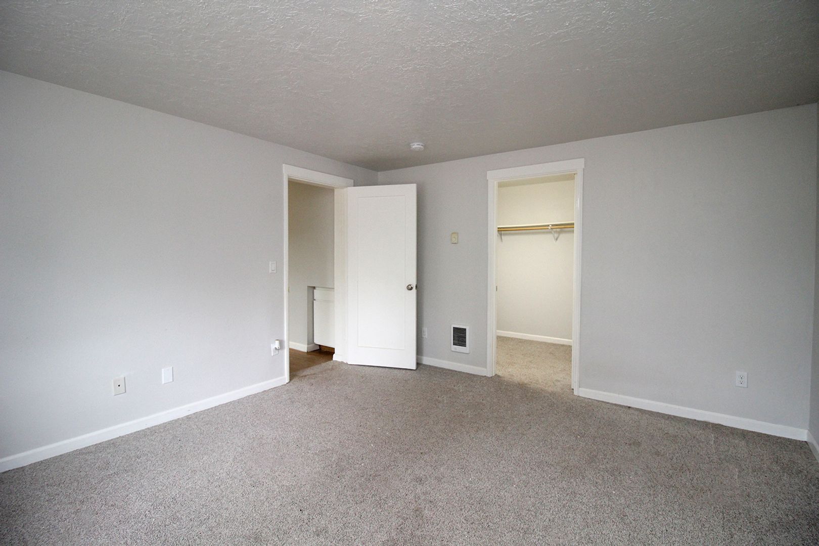 Building Photo - 5704 SW Beaverton Hillsdale Hwy