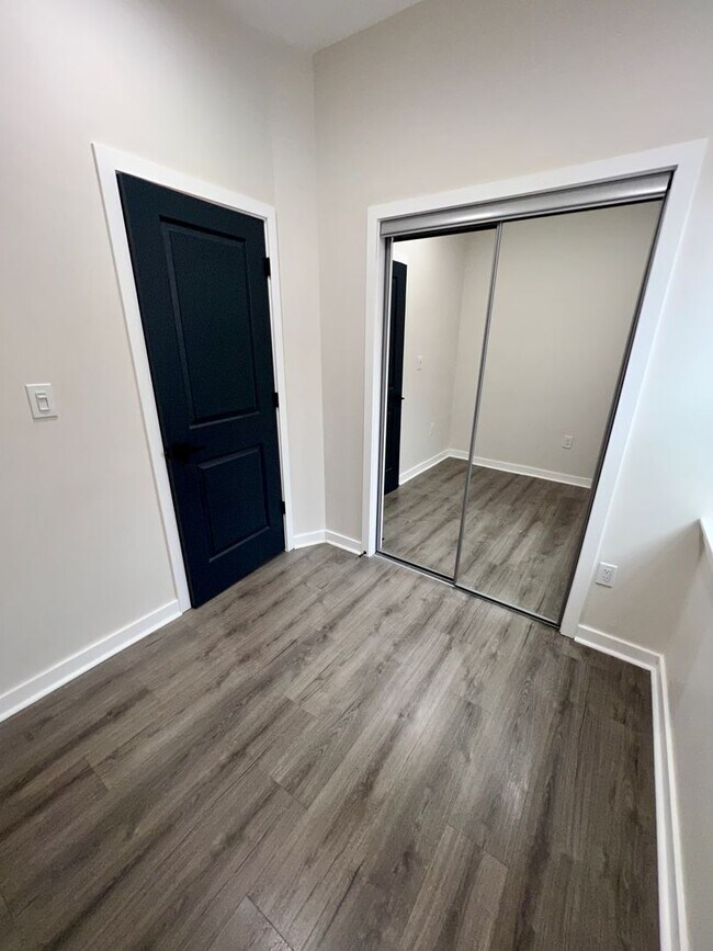 Building Photo - Newly Renovated 3-Bedroom Townhouse in Wes...