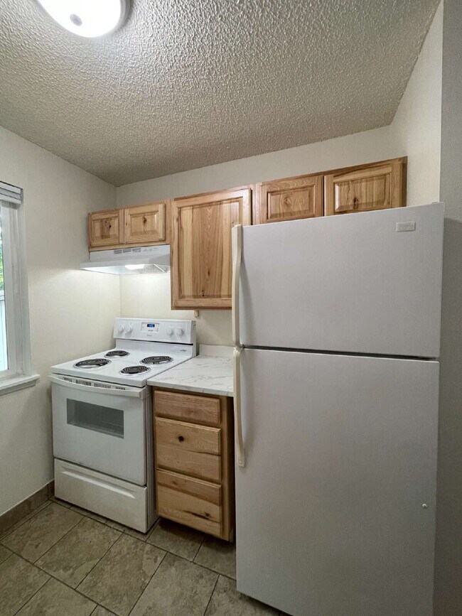 Building Photo - Spacious 2-bedroom, 1-bathroom Apartment