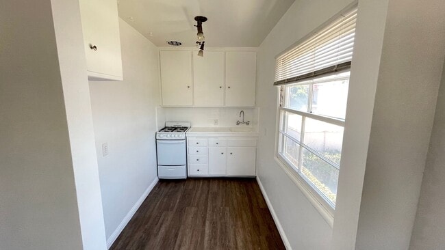 Building Photo - Beautiful Belmont Heights Studio for Rent!