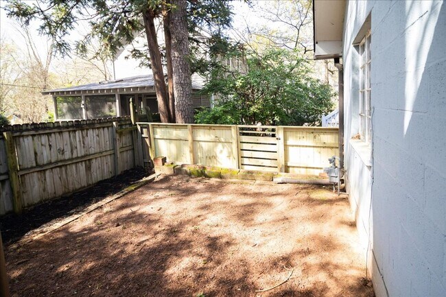 Building Photo - Beautifully Renovated 2/1 in Desirable Gra...