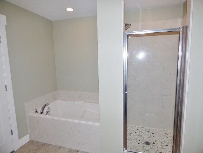 Building Photo - 3 Bed 2.5 Bath Condo