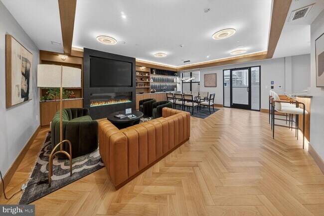 Building Photo - 811 N Columbus St