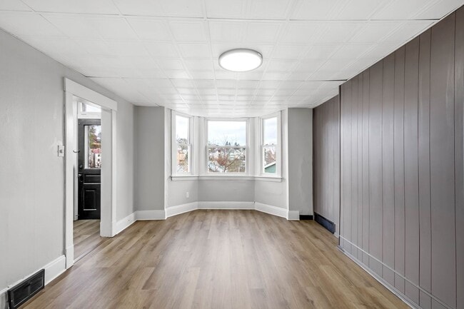 Building Photo - Updated 3 Bedroom home in Carrick availabl...