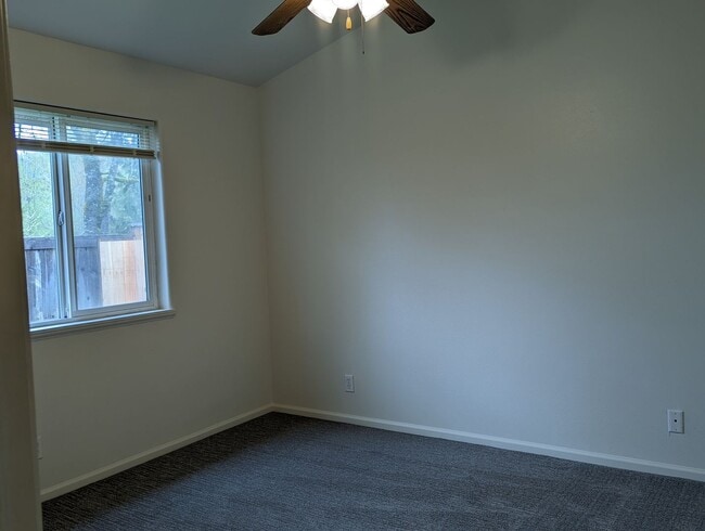 Building Photo - 2-Bedroom, 1-Bath Duplex In Thurston Area of Springfield!