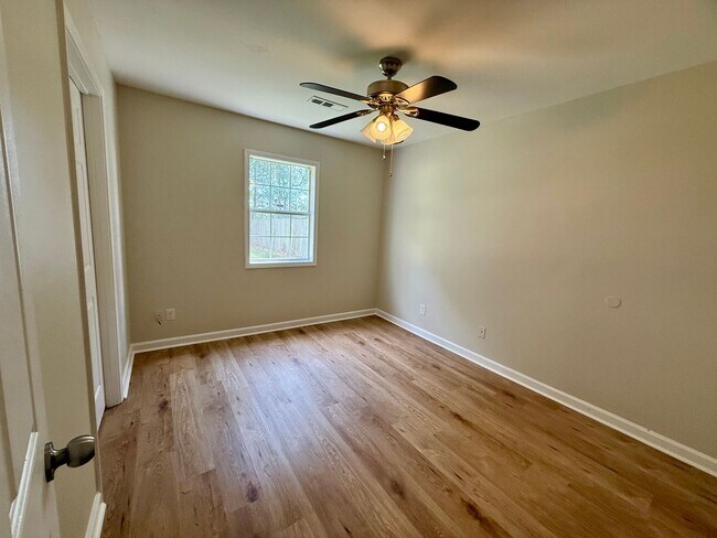 Building Photo - 3 Bedroom/2 Bathroom HOME FOR THE HOLIDAYS...