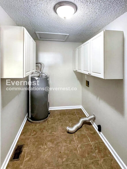 Building Photo - 206 E Hillcrest Dr