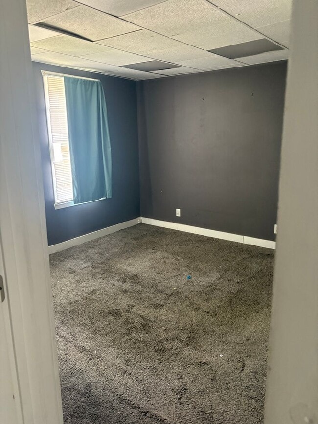 Building Photo - SPACIOUS 4 BEDROOM HOME READY TO WELCOME YOU