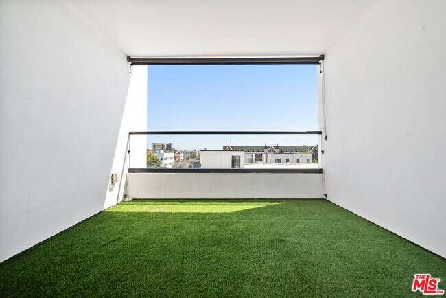 Building Photo - 733 N Gramercy Pl