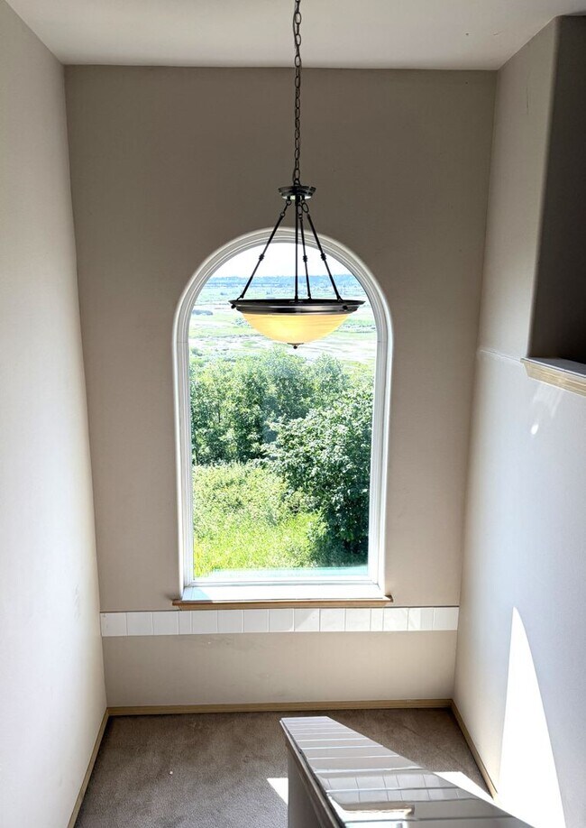 Building Photo - Sunnyside Area Home with Amazing Views!