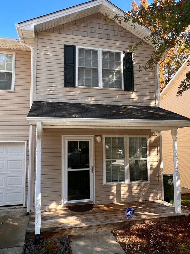 Primary Photo - Convenient South Asheville two story, end ...