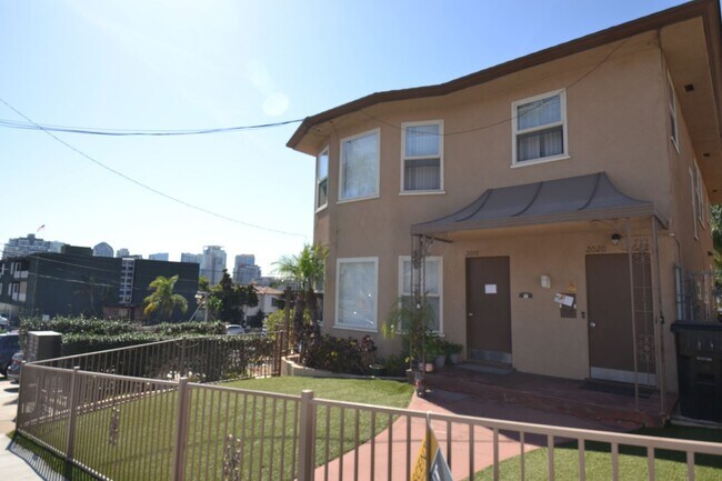 Building Photo - Charming Bankers Hill Open Floor Plan, Hardwood Floors, Reserved Parking!