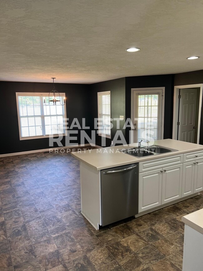 Building Photo - 1121 Castle Dr