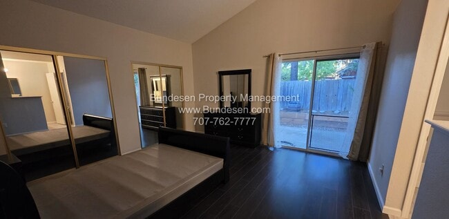 Building Photo - Charming and spacious 3 bedroom, 2 bath si...