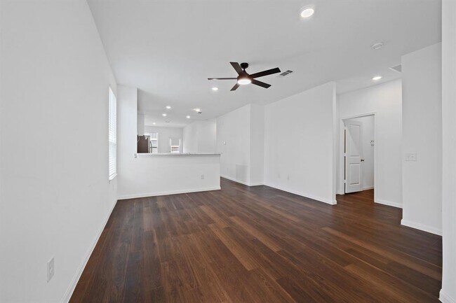 Building Photo - 25849 Hedgerow Dr