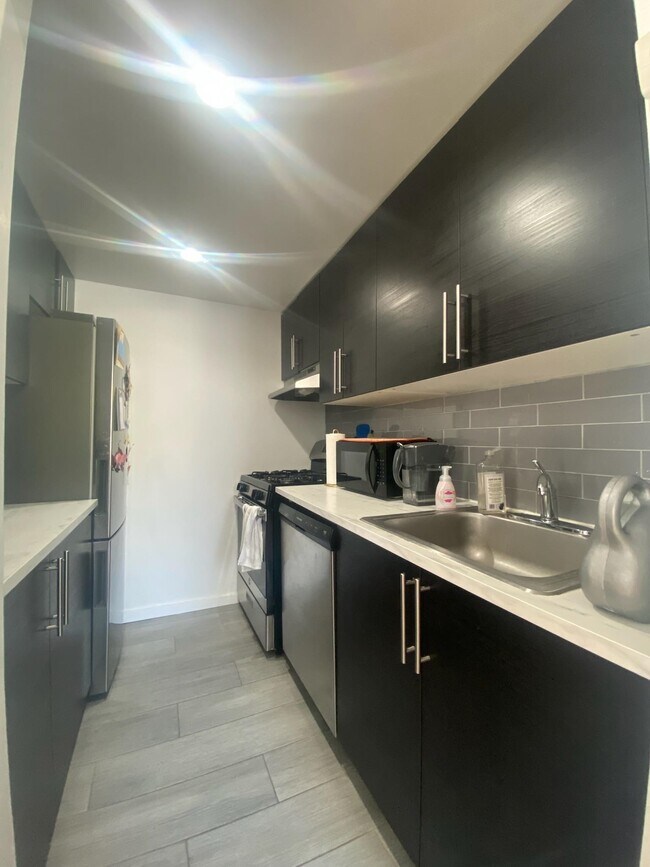 Building Photo - 174 Grand St