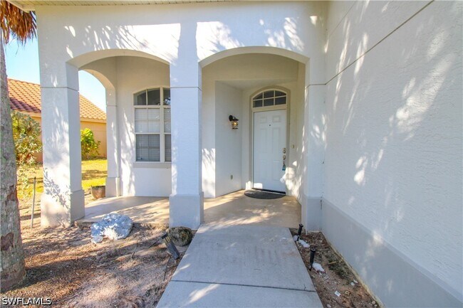 Building Photo - 135 Lady Palm Dr
