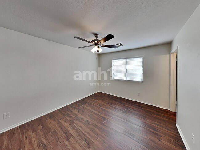 Building Photo - 10633 W Piccadilly Rd