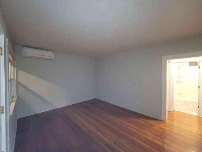Building Photo - Charming 2 bed 1 bath