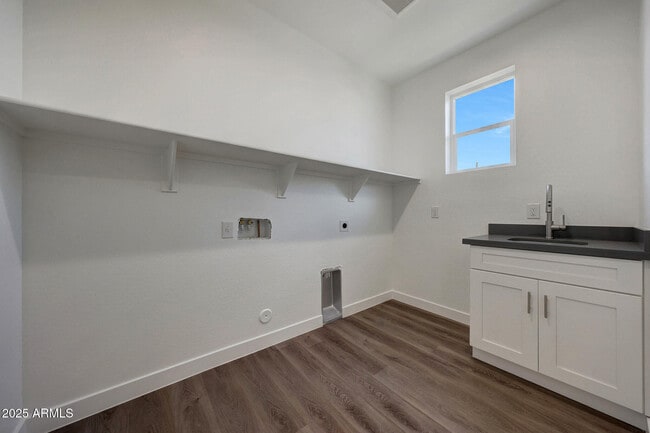 Building Photo - 921 E Desert Ln