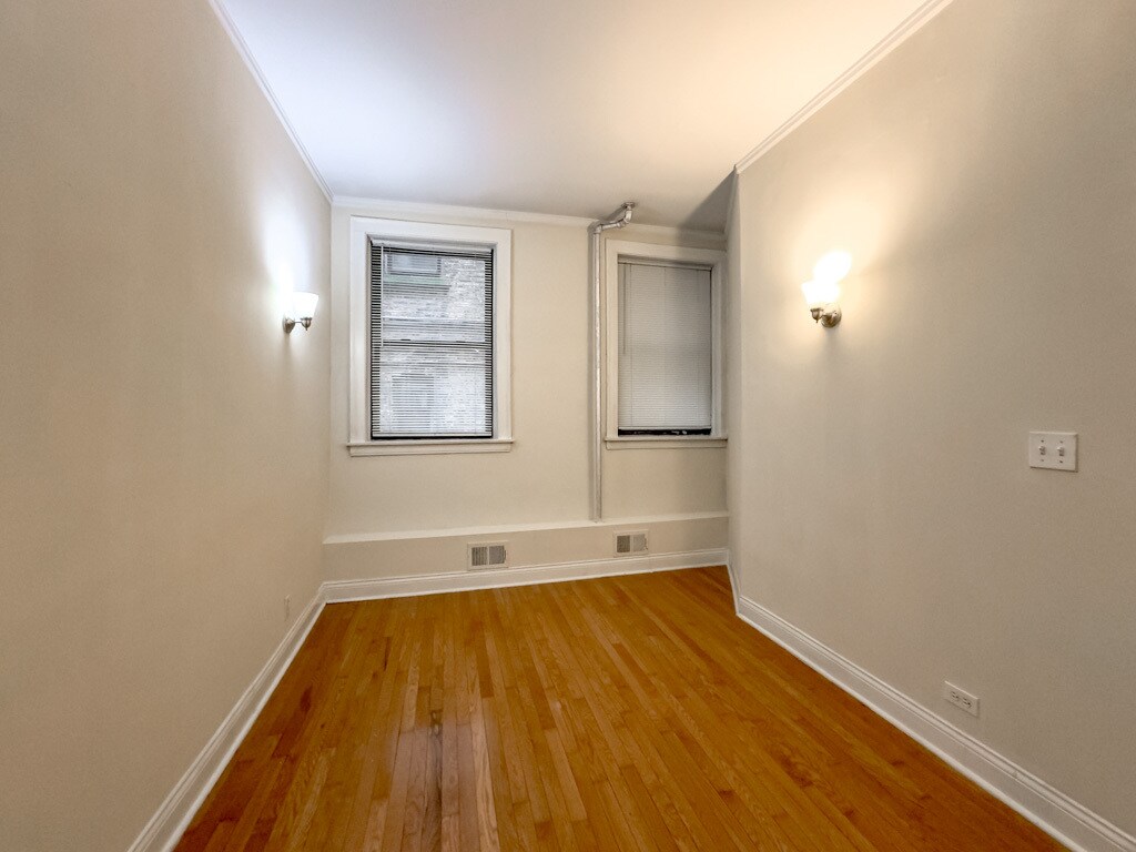 Building Photo - 4752 N Paulina St