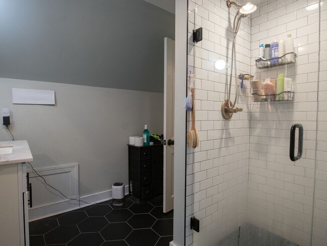 Building Photo - Prime Location 3 Bed 2 Bath Home *Available after April 10 2026*