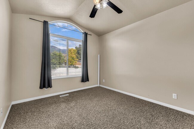 Building Photo - 574 E 200 N