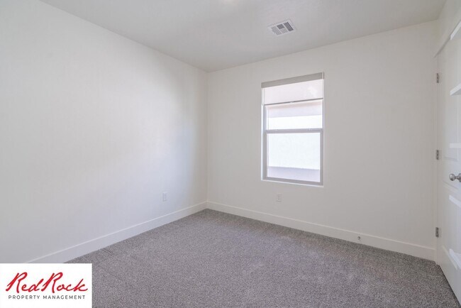 Building Photo - Adorable Stand Alone 4 Bedroom Corner Unit with Fully Fenced Backyard. Small Dogs Welcome.