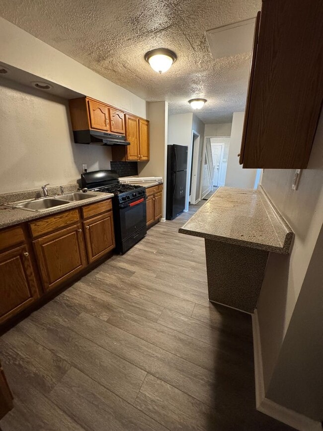 Building Photo - 4 Bedroom 2 Bath in Mckees Rocks!