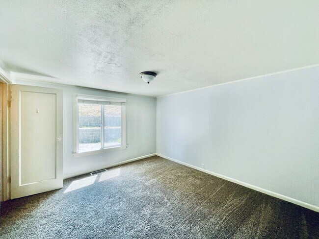 Building Photo - 1403 S 99th St