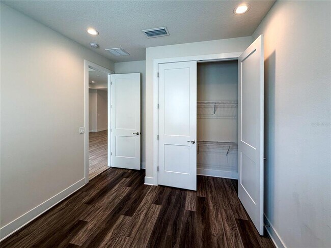 Building Photo - 2065 Paragon Cir W