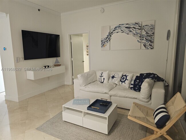 Building Photo - 6515 Collins Ave