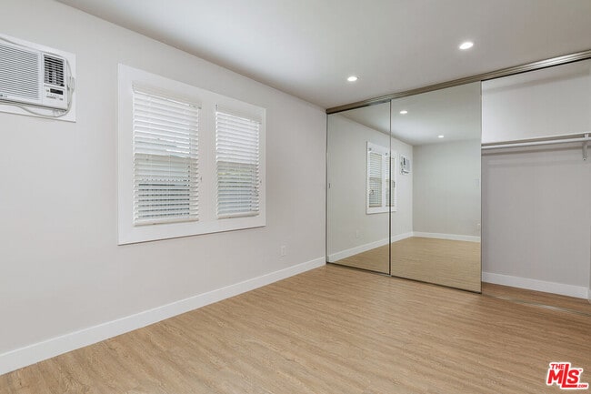 Building Photo - 2920 Alsace Ave