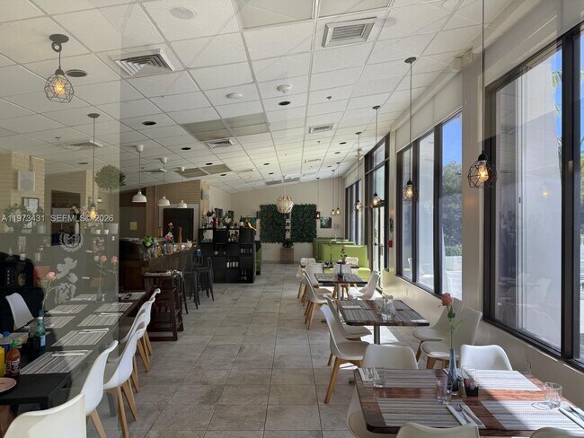 Building Photo - 100 Bayview Dr