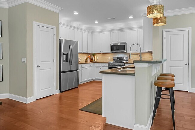 Building Photo - Johns Island 4BR, 2.5 BA Gem: Features Wood Floors, 2-Car Garage, & Community Pool