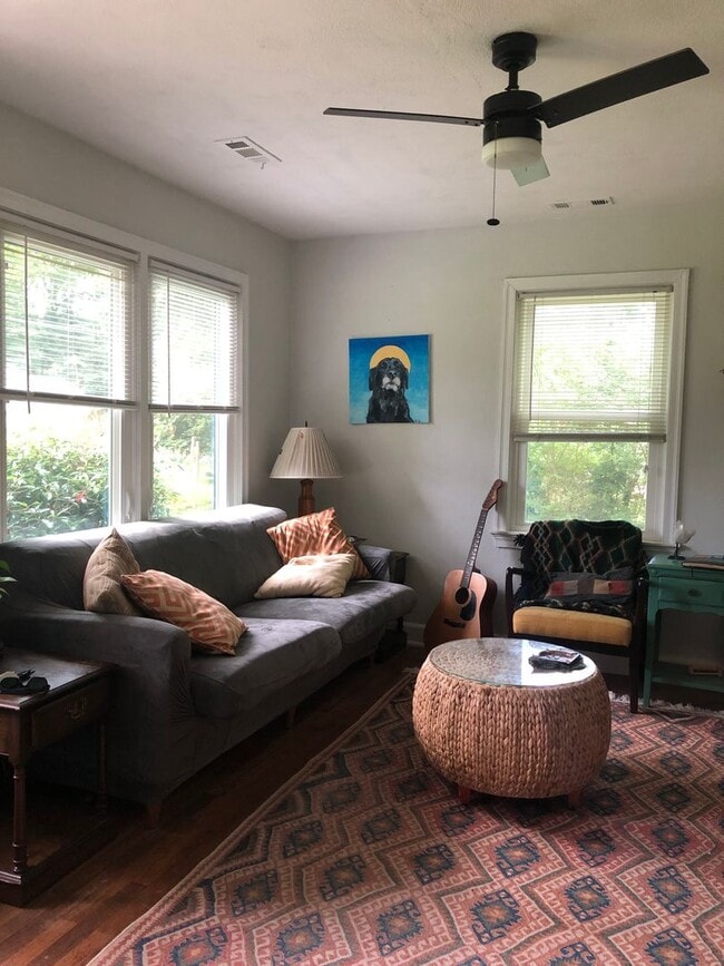 Building Photo - 2/1, Charming home with Flexible move-in