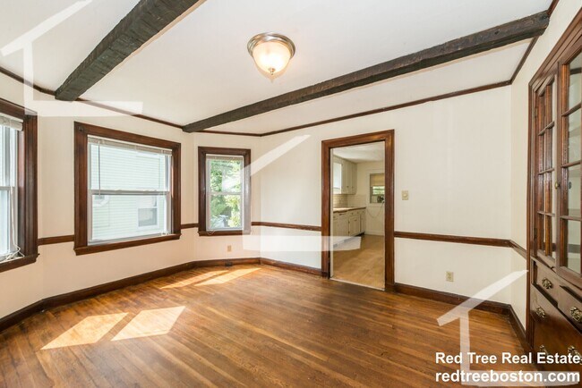 Building Photo - 9/1 Spacious Oak Square 4BR/2BA w/free laundry, parking, deck!