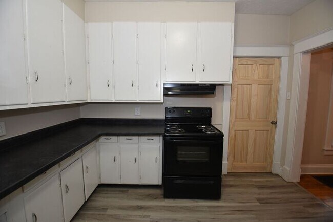 Building Photo - Mishawaka 1/2 story 3 bedroom single-family home with garage